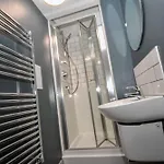 Modern 5 Bedroom Budget In Headingley Appartamento