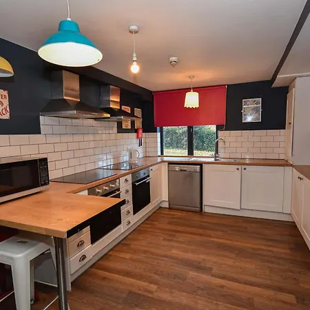 Modern 5 Bedroom Budget In Headingley Appartamento
