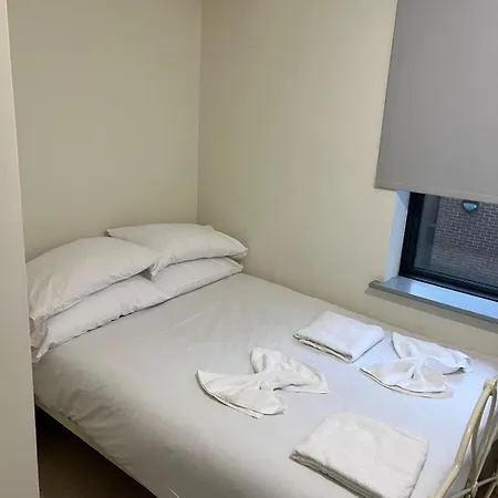 Modern 5 Bedroom Budget In Headingley Apartment Leeds (West Yorkshire)