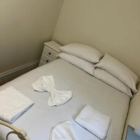 Modern 5 Bedroom Budget In Headingley Apartment Leeds (West Yorkshire)