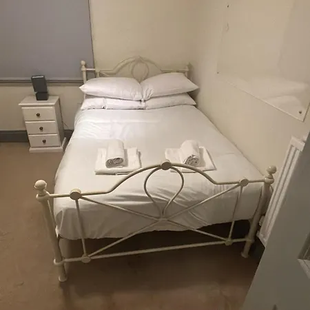 Modern 5 Bedroom Budget In Headingley