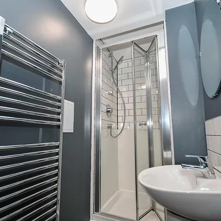 Modern 5 Bedroom Budget In Headingley Апартаменти Лідс