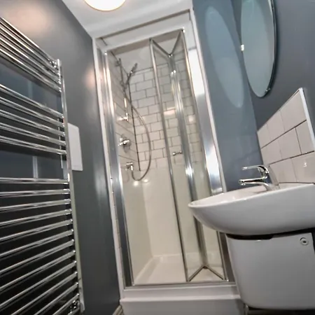 Modern 5 Bedroom Budget In Headingley Apartman