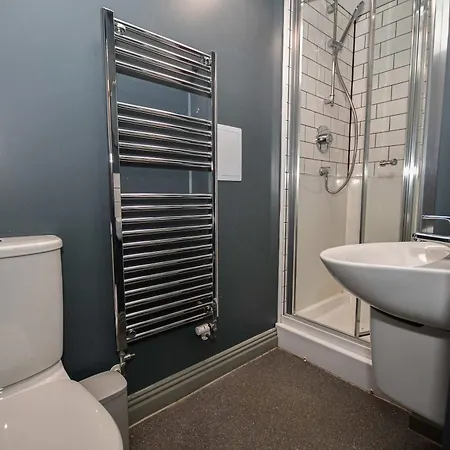 Modern 5 Bedroom Budget In Headingley Leeds
