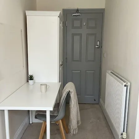 Modern 5 Bedroom Budget In Headingley 公寓 *