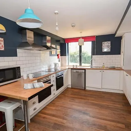 Modern 5 Bedroom Budget In Headingley Апартаменты