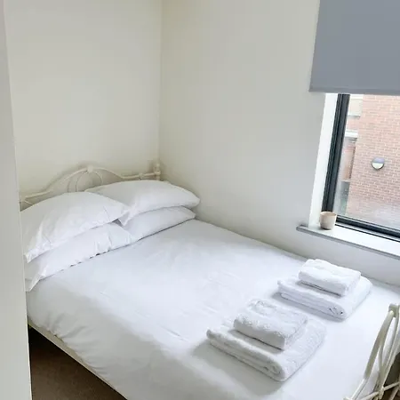 Modern 5 Bedroom Budget In Headingley Апартаменты *
