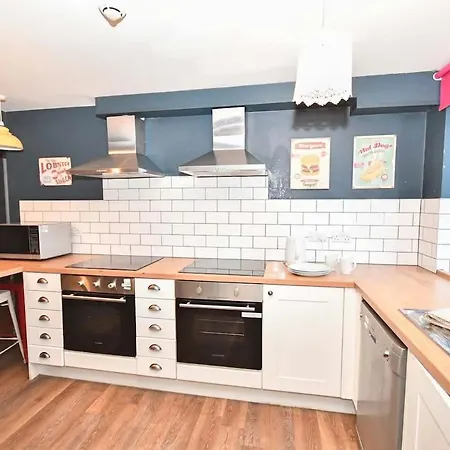 Апартаменты Modern 5 Bedroom Budget In Headingley *