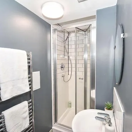 Апартаменты Modern 5 Bedroom Budget In Headingley