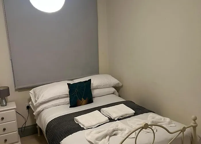 Modern 5 Bedroom Budget In Headingley * Лідс