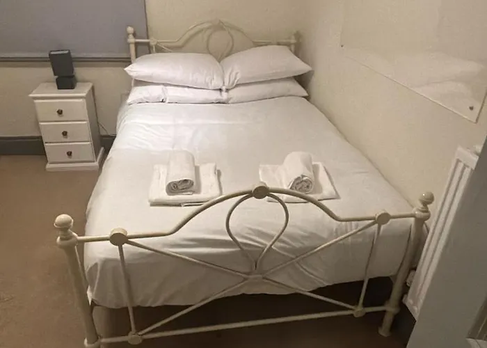 Modern 5 Bedroom Budget In Headingley