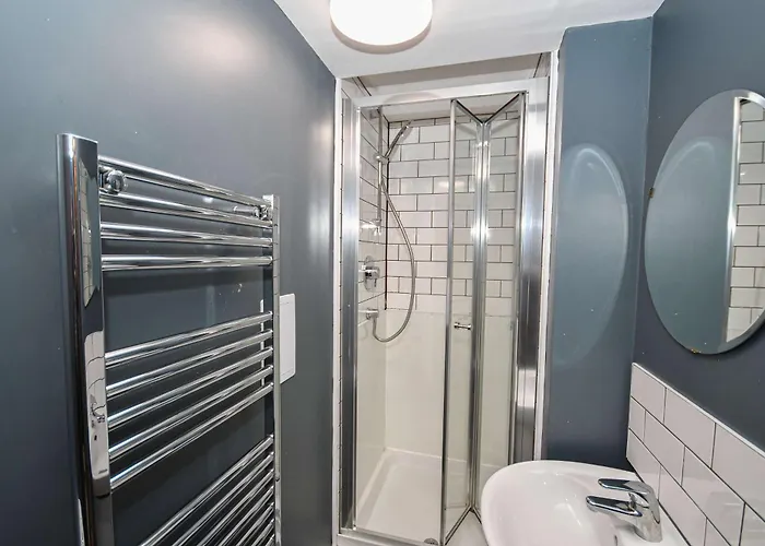 Modern 5 Bedroom Budget In Headingley * 利兹