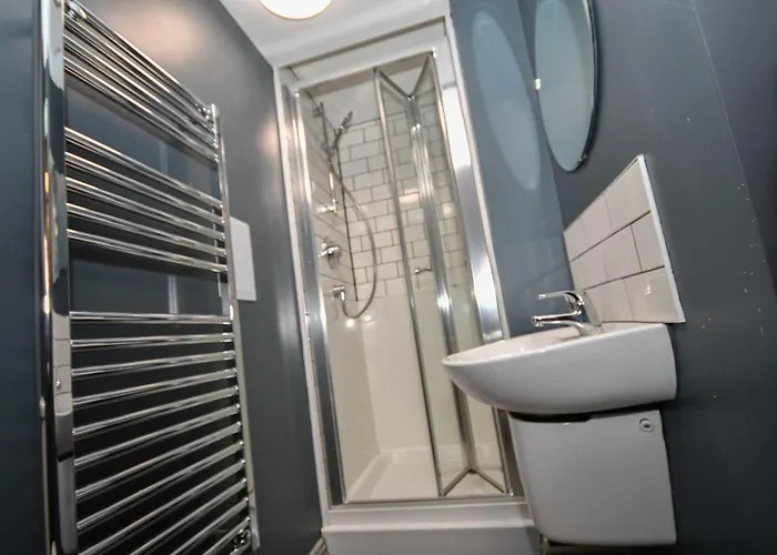 Modern 5 Bedroom Budget In Headingley 公寓