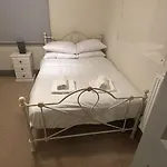 Modern 5 Bedroom Budget In Headingley
