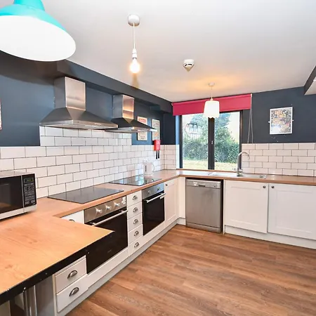 Modern 5 Bedroom Budget In Headingley *