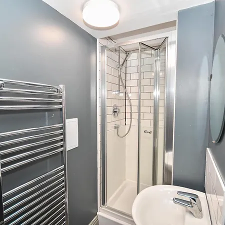 Modern 5 Bedroom Budget In Headingley Appartement *