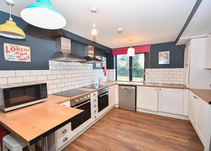 Modern 5 Bedroom Budget In Headingley *
